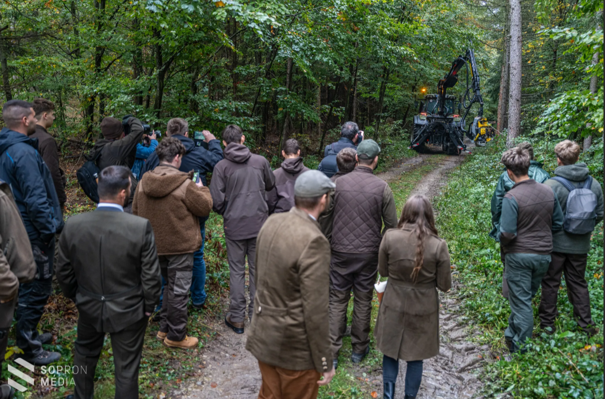 Erdészeti gépek átadása Sopronban