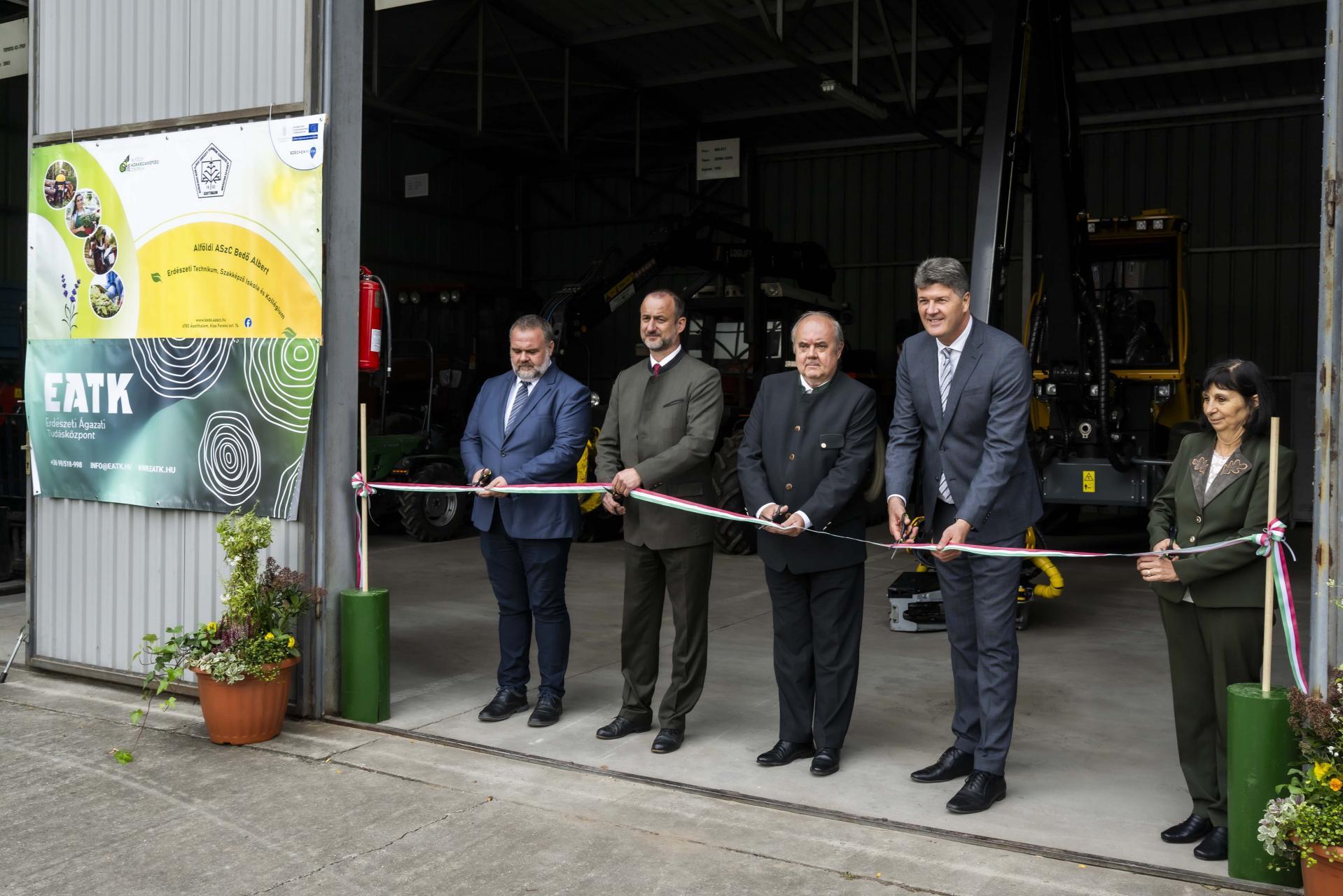 Fakitermelőgép-átadás Ásotthalmon